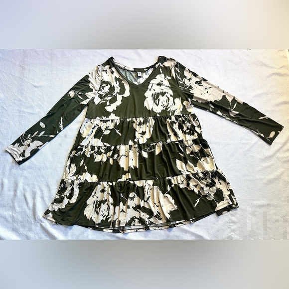 Sew in Love Floral Green and Cream Women's Tiered Dress Size 3X - Picture 1 of 12